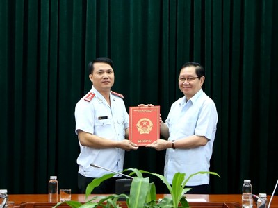 Bộ trưởng Bộ Nội vụ Lê Vĩnh Tân trao quyết định bổ nhiệm cho đồng chí Nguyễn Xuân Đạt.