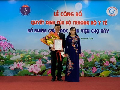 Bộ trưởng Bộ Y tế Nguyễn Thị Kim Tiến trao Quyết định bổ nhiệm bác sĩ Nguyễn Tri Thức giữ chức Giám đốc Bệnh viện Chợ Rẫy - Ảnh: VGP/Lê Anh.