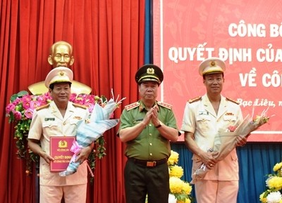 Thượng tướng Bùi Văn Nam trao quyết định và chúc mừng Đại tá Lê Tấn Tới, Đại tá Trần Phong.