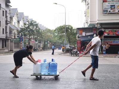 Khi nguồn nước sông Đà bị ô nhiễm, nhiều người dân mua nước bình về sử dụng.