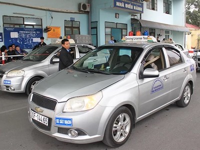 Sát hạch giấy phép lái xe tại Sài Đồng, Gia Lâm, Hà Nội. Ảnh: Anh Duy.