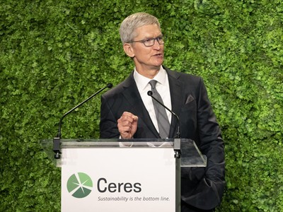 Tim Cook phát biểu khi nhận giải thưởng của Ceres - một tổ chức phi Kl99 nổ hũ hoạt động vì mục tiêu thúc đẩy sử dụng năng lượng bền vững. Ảnh: GQ.