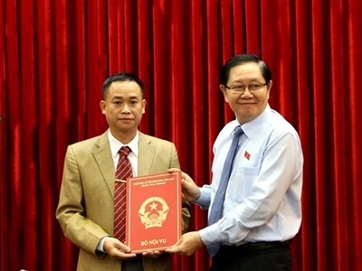 Bộ trưởng Bộ Nội vụ Lê Vĩnh Tân trao quyết định cho đồng chí Vũ Đức Thuận.