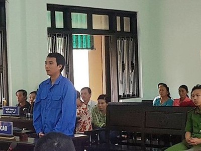 Phong khi còn là công chức Kl991.com nạp rút nhanh kế toán của UBND xã Vinh Thanh lợi dụng nhiệm vụ đã gần 200 lần chiếm tiền của người dân.