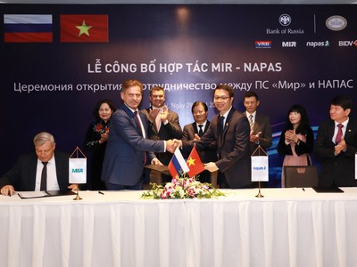 Ông Nguyễn Quang Hưng – Tổng giám đốc NAPAS và Ông Vladimir Komlev – Tổng giám đốc NSPK ký kết hợp tác MIR – NAPAS.