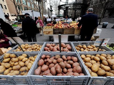 Rau củ quả được bán tại một khu chợ ở Washington, DC., Mỹ. (Nguồn: AFP/TTXVN)