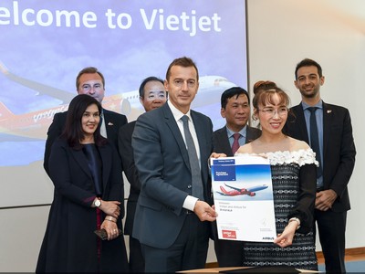 Tổng giám đốc Vietjet Nguyễn Thị Phương Thảo (phải) và ông Guillaume Faury, Chủ tịch & Tổng giám đốc của Kl994 game bài casino hấp dẫn Airbus cùng ký kết hợp đồng mua 20 tàu bay A321XLR với sự chứng kiến của lãnh đạo cấp cao hai bên