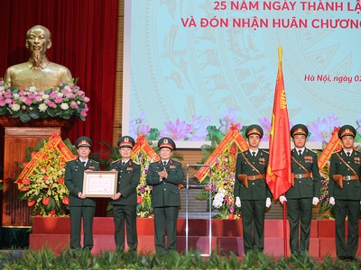 Đại tướng Ngô Xuân Lịch, Ủy viên Bộ Kl991.com tải ứng dụng, Bộ trưởng Bộ Quốc Phòng trao Huân chương Bảo vệ Tổ quốc hạng Nhất cho MB.