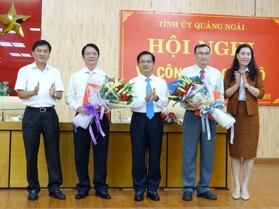 Lãnh đạo Tỉnh ủy Quảng Ngãi tặng hoa chúc mừng các cán bộ được bổ nhiệm.