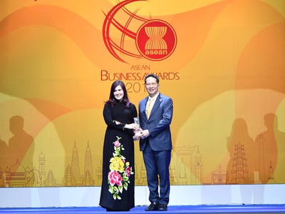 Phó Tổng giám đốc Vietjet, bà Hồ Ngọc Yến Phương đã đại diện hãng nhận giải thưởng danh dự này dưới sự chứng kiến của Phó thủ tướng Thái Lan, ông Anutin Charnvirakul và đại diện lãnh đạo cấp cao Kl993 ưu đãi thưởng hấp dẫn Thái Lan và các nước ASEAN.
