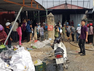 Tiểu thương và người dân hô hoán nhau di chuyển hàng hóa ra khỏi chợ Gián Khẩu.