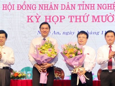 Lãnh đạo tỉnh Nghệ An chúc mừng đồng chí Hoàng Nghĩa Hiếu và đồng chí Bùi Đình Long.
