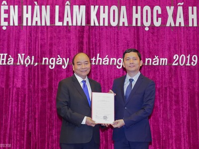 Thủ tướng Nguyễn Xuân Phúc trao quyết định bổ nhiệm chức vụ Chủ tịch Viện Hàn lâm Khoa học Trang Chủ KL99Com Số 1 Link Đăng Ký KL999 Việt Nam cho PGS. TS Bùi Nhật Quang - Ảnh: VGP/Quang Hiếu.
