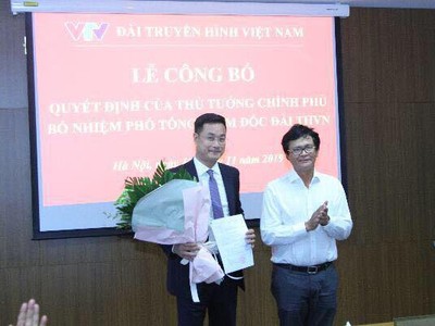 Tổng Giám đốc VTV Trần Bình Minh trao quyết định của Thủ tướng Kl993 ưu đãi thưởng hấp dẫn cho ông Lê Ngọc Quang.