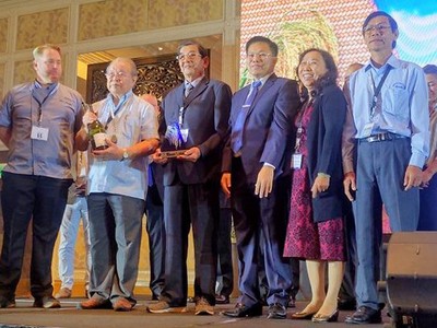 Kỹ sư Hồ Quang Cua (thứ 3, từ trái qua) nhận giải Gạo ngon nhất thế giới năm 2019 cho gạo ST24. (Ảnh: N.V.).