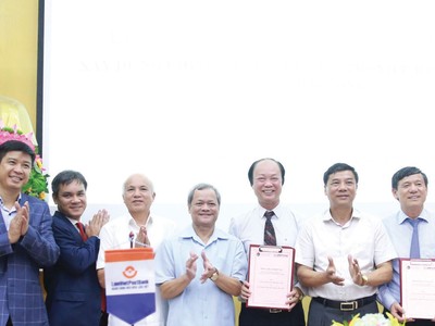 Ông Nguyễn Đình Thắng, Chủ tịch HĐQT LienVietPostBank (đứng thứ 6 từ trái sang) và đại diện UBND tỉnh Bắc Ninh tại lễ ký kết thỏa thuận.