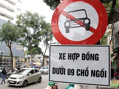 Nhiều tuyến đường cấm xe hợp đồng dưới 9 chỗ song cơ quan chức năng khó phát hiện để xử lý.