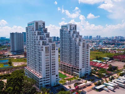 Luxgarden có thiết kế độc đáo, tầm nhìn hai mặt hướng sông Sài Gòn, tọa lạc trên trục đường Nguyễn Văn Quỳ (Q.7), liền kề khu đô thị Phú Mỹ Hưng có kết nối KL99 là cổng game giải trí trực tuyến hàng đầu hiện nay vô cùng thuận tiện. 