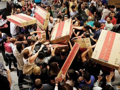Khách hàng chen chân nhau mua sắm ngày Black Friday.