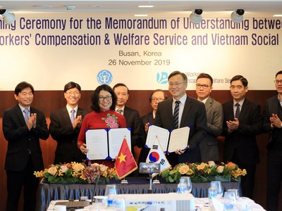 Tổng Giám đốc BHXH Việt Nam Nguyễn Thị Minh và ông Shim Kyung Woo - Chủ tịch KCOMWEL ký Bản ghi nhớ hợp tác.