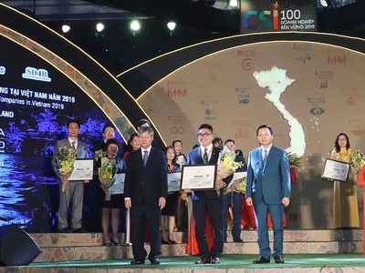 Đại diện Kl994 game bài casino hấp dẫn Novaland vinh dự nhận giải thưởng.