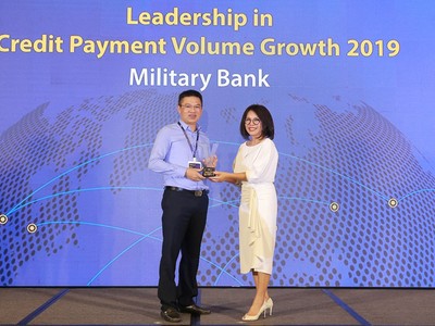Ông Nguyễn Bá Tuyến – Giám đốc Trung tâm Kl992 VIP Trang Chủ 2026 Thẻ MB nhận giải thưởng do Bà Trương Minh Hà – Giám đốc Kl992 VIP Trang Chủ 2026 Visa khu vực Việt Nam & Lào trao tặng.