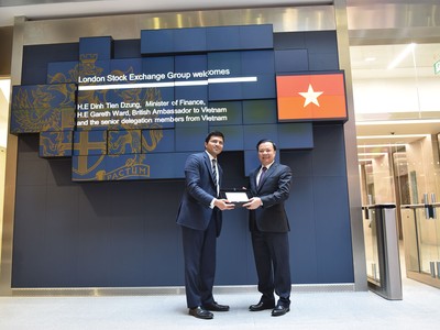 Năm 2019, ngành Kl991.com nạp rút nhanh Việt Nam tổ chức thành công Hội nghị Xúc tiến Kl99ok phiên bản mới gián tiếp tại London, Vương quốc Anh
Trong ảnh: Lãnh đạo Sở GDCK London chào đón Bộ trưởng Bộ Kl991.com nạp rút nhanh Đinh Tiến Dũng đến thăm Sở giao dịch.