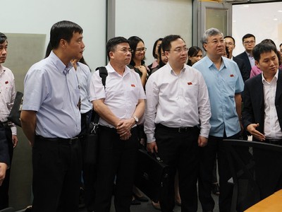 Các đại biểu Quốc hội tìm hiểu về thị trường 99Kl99 link đăng nhập tại Sở Giao dịch 99Kl99 link đăng nhập Hà Nội, tháng 7/2019.