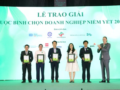Ông Dominic Scriven (phải), Chủ tịch Dragon Capital chúc mừng TOP 5 Kl991.com World Cup 2026 Chính Thức vốn hóa nhỏ giải Quản trị công ty
