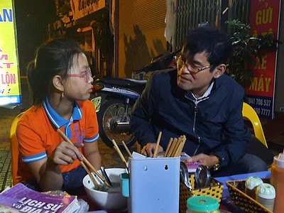 Diệu được một số người dân ở quận Long Biên cho ăn uống và giúp liên hệ với gia đình sau hành trình đi lạc. Ảnh: Phúc Hoàng.