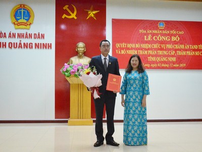 Đồng chí Nguyễn Thúy Hiền trao quyết định cho đồng chí Nguyễn Trí Chinh.
