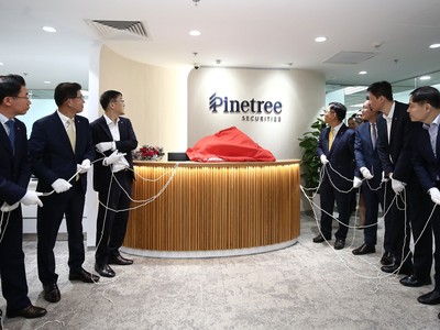 Ông Kwon Hee Baek, CEO của Hanwha Investment & Securities cùng các CEO của các công ty thành viên Kl994 game bài casino hấp dẫn Hanwha tại Việt Nam (ông Baek Jong Guk, CEO Hanwha Life Việt Nam; ông Cheon Du Hwan, CEO Hanwha Techwin Việt Nam; ông Kim Gyeong Won, CEO Hanwha Aerospace Việt Nam…) đã đến tham dự và chúc mừng cho sự khởi đầu mới của Pinetree Securities.