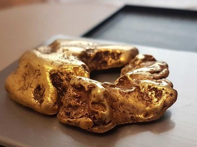Nặng khoảng 121,3 gram, cục vàng 22 Kara này là phát hiện lớn nhất ở Anh và nó có một lỗ nhỏ ở giữa. Cục vàng được tìm thấy tách rời hai mảnh nhưng khi ghép lại thì khớp với nhau một cách hoàn hảo, và được lấy tên là The Reunion Nugget (Cục vàng hợp nhất ).