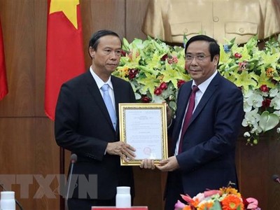 Ông Nguyễn Thanh Bình (phải), Phó Ban thường trực Ban Tổ chức Trung ương, trao quyết định của Ban Bí thư cho ông Nguyễn Văn Thọ. (Ảnh: Đoàn Mạnh Dương/TTXVN)