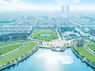 Với diện tích cây xanh và mặt hồ lên đến 43.381 m2, chiếm hơn 10% tổng diện tích của dự án, Lideco trao cho cư dân công viên xanh khổng lồ, nơi cư dân được hòa mình trong một không gian tươi mát của cây cỏ và hồ nước.