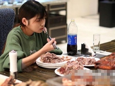 Ở thành phố Nam Kinh, hàng chục nhà hàng buffet bắt buộc phải từ chối phục vụ Nan vì sợ lỗ. Ảnh: China News.