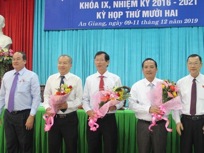 Lãnh đạo tỉnh An Giang chúc mừng các đồng chí được bầu giữ chức vụ mới..