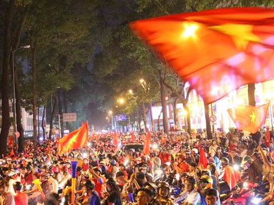 Người hâm mộ “rực cháy” cùng chiến thắng của đội tuyển U22 Việt Nam