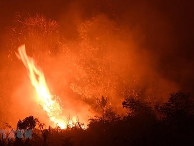 Lửa bùng lên từ các đám cháy rừng ở Kampar, Indonesia, ngày 16/9. (Ảnh: AFP/TTXVN)