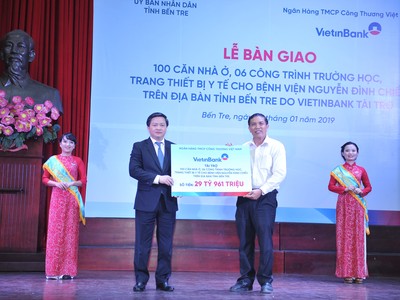 Chủ tịch HĐQT VietinBank Lê Đức Thọ trao biển tài trợ cho tỉnh Bến Tre năm 2019.