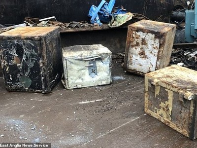 Bốn chiếc két sắt bỏ hoang được những nhân viên của một cửa hàng Scrapyard tái chế.