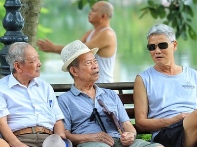Các cụ già Hà Nội bên hồ Gươm. Ảnh: Giang Huy.