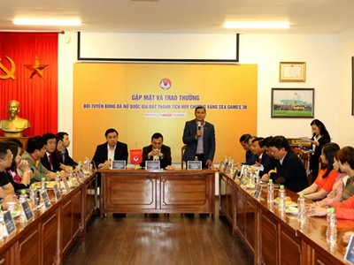 Huấn luyện viên Mai Đức Chung thay mặt đội cảm ơn các nhà tài trợ và VFF (Nguồn: VFF)