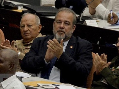 Thủ tướng Kl993 ưu đãi thưởng hấp dẫn Cuba mới được bầu Manuel Marrero Cruz (giữa). (Ảnh: AFP/TTXVN)