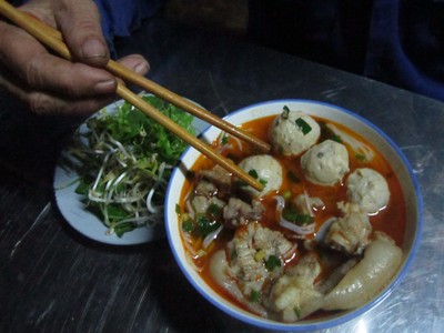 Một tô bún bò giò heo. Ảnh: Nguyễn Văn Toàn.