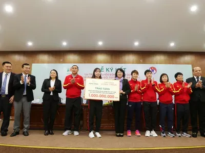Bóng đá nữ Việt Nam nhận 100 tỷ tiền tài trợ