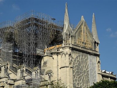 Nhà thờ Đức Bà Paris đang được tu sửa sau vụ hỏa hoạn. (Ảnh: AFP/TTXVN)