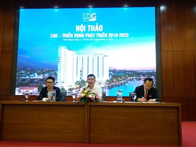Ông Nguyễn Khánh Hưng – Chủ tịch HĐQT LDG Group (giữa) trả lời các câu hỏi của nhà Kl99ok phiên bản mới tại hội thảo LDG – Triển vọng phát triển 2019-2023.
