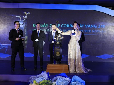 Tại đêm trao giải cả ba vật phẩm đều đã được đấu giá thành công. (Ảnh đấu giá bộ gậy golf Cobra dát vàng 24k độc quyền sở hữu chữ ký huyền thoại Greg Norman).