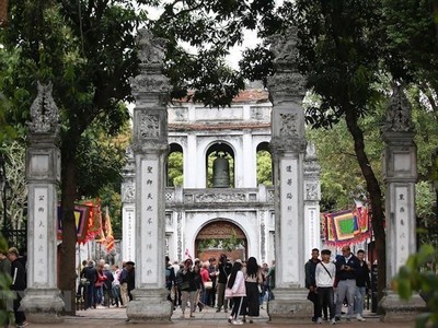 Du khách tham quan Văn Miếu-Quốc Tử Giám. (Ảnh: Trọng Đạt/TTXVN)